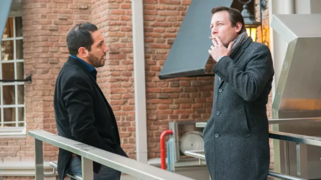 De los primeros en llegar: José Posada, acompaña a Sebastián Carranza (Inverco) que apura un cigarrillo antes de “declarar” ante Soledad Huespe, productora de la sección.