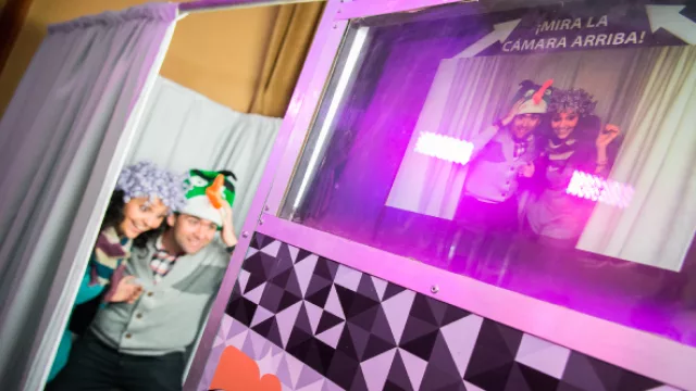 Son unos chicos… mientras el resto departe, Marian Russo e Ignacio Etchepare prueban la cabina de Mixair, presente en este evento.