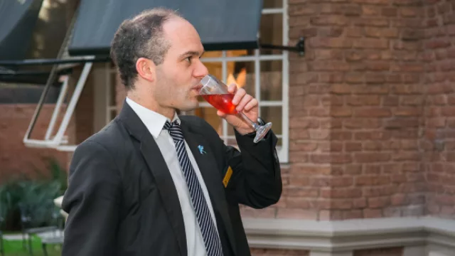 Hoy te servimos nosotros: Nicolás Constantini, de Sheraton Córdoba Hotel, presente en esta convocatoria… ¡salud! y gracias por venir.