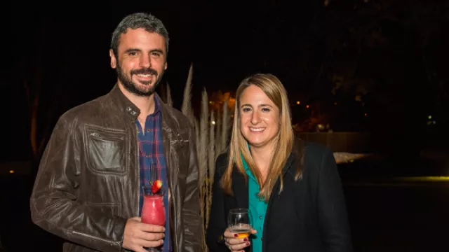 Guillermo López (detrás de un daiquiri de frutilla) con Laura Massari de IARSE.