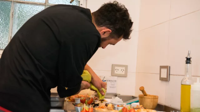 Y esta es -auténticamente- la cocina del evento. La gente de Mariani da el último retoque al catering…