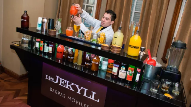 ¿Un gin tonic?  Si algo no le faltan a los eventos de InfoNegocios son los buenos tragos de Dr. Jekyll