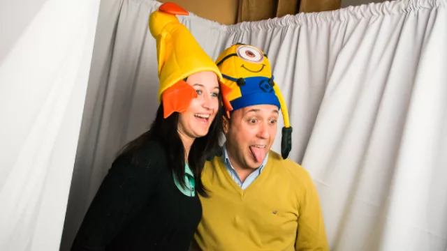 Gente seria, por sobre todo, gente seria… Caro Araque y Gerardo Peralta se divierten en la cabina de Mixair.