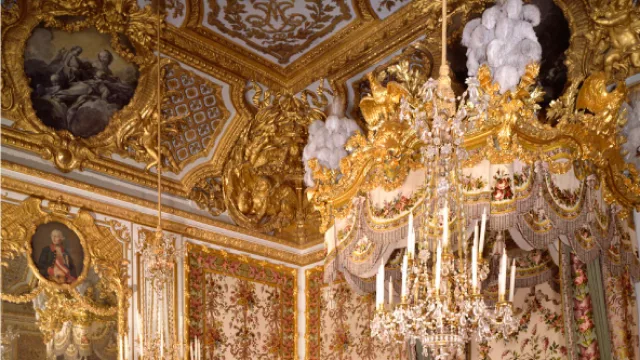 Como podía ser de otra manera, una araña pende del cuarto principal sobre la cama.