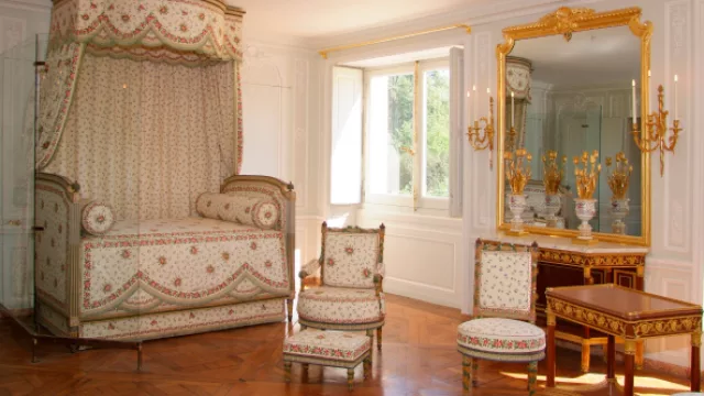 La otra cama sólo para María Antonieta en Trianon, el palacio que Luis XVI le regaló a la autríaca luego de dar a luz a su hija.