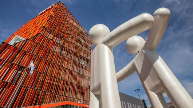 Casa Naranja junto a la escultura El Abrazo