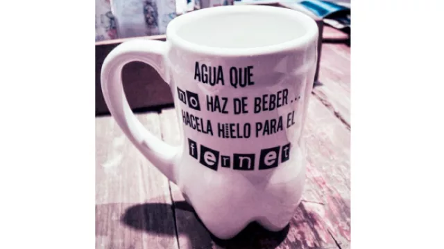 Con forma de botella, la taza te invita a tomar un ferné.