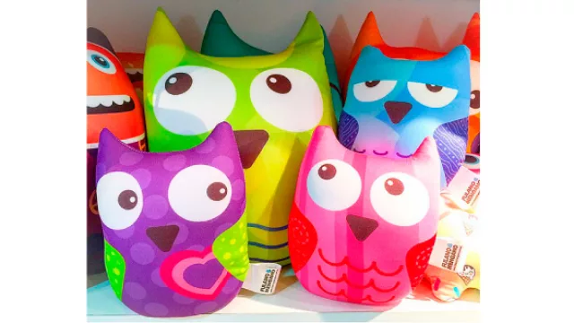 Almohadones en forma de buho. Para quitar la ansiedad y calmarla con esponjosidad.