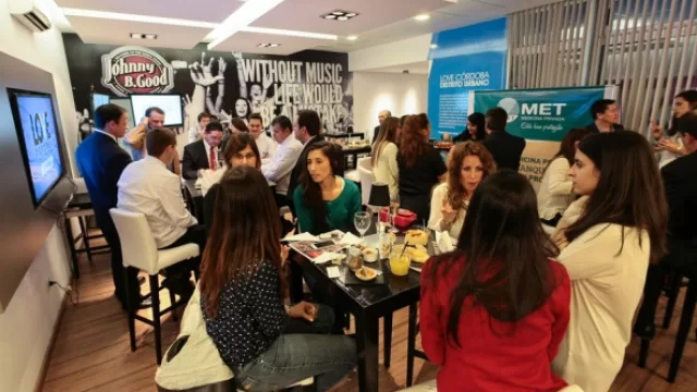 Amuchaditos adentro, por el frío. Si bien la tarde estaba agradable, cuando cayó el sol todos buscamos refugio dentro del showroom de Love.