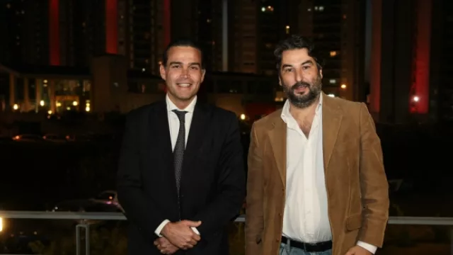 Fumadores en la terraza: Erik Debarre (Holiday Inn, Bistró del Poeta) con Miguel Ángel Real, socio del Bistró del Museo, en el Museo Caraffa.