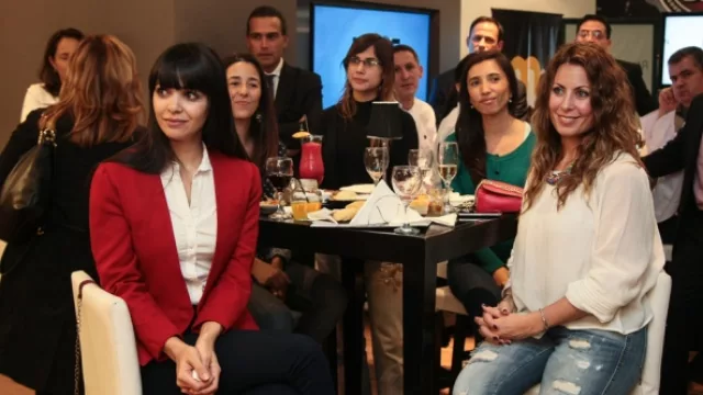Mononas: Saira de Tasting VDU (la morocha) y Evelyn Tucci, asesora de imagen (rubia), en primerísima fila.