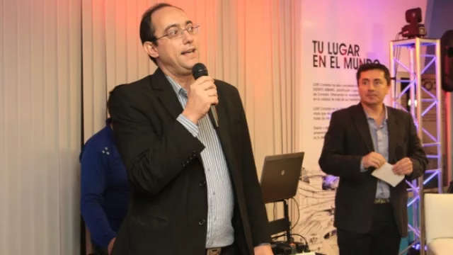 Gustavo Gómez, gerente comercial de Inverco, da la bienvenida a los presentes y cuenta el avance de obra de Love.