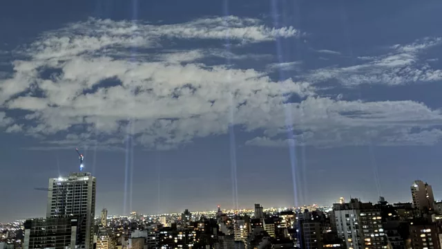 ¿Qué significaron los 35 haces de luz que sorprendieron anoche a Córdoba?