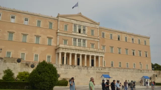 Sin vallas para frenar a manifestantes (que no hay) en este edificio público en Atenas. ¿Parecida a Plaza de Mayo en 2001?