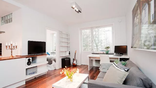 Con importante ingreso de luz natural se ubica el área de trabajo bajo la ventana; se utilizan colores neutros que generan sensación de amplitud y orden de tipo visual.