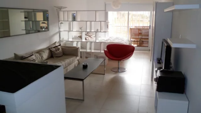 Muebles simples de líneas modernas de características multifunción pueden varias su uso según las horas del día.