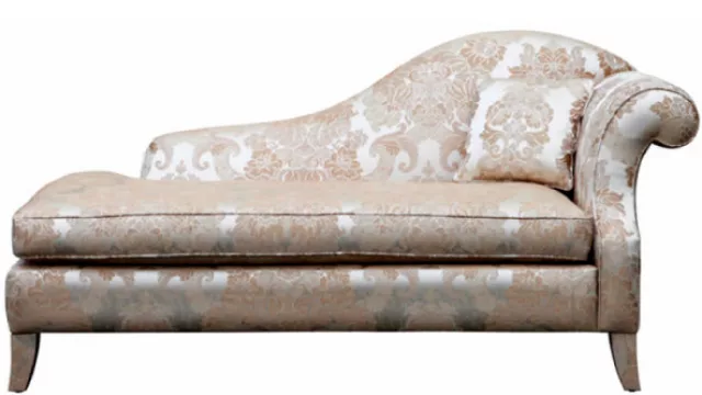 Algunos divanes mantienen la forma y telas tradicionales