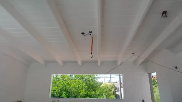 No es madera sino hormigón premoldeado símil madera.