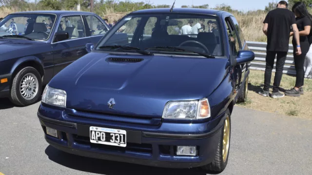 No podía faltar: el Clio Williams 1995 dijo presente en la Fortaleza.