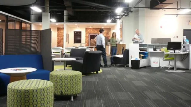 El uso del color se hace presente en detalles que reflejan la identidad corporativa