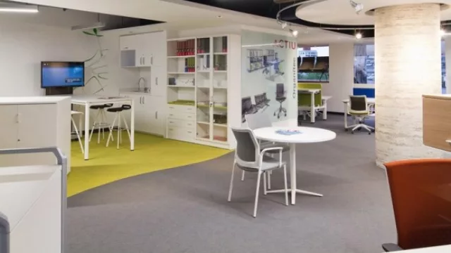 Mediante cambio de tonos y materiales en pisos y diferentes tipos de iluminacion,se demarcan los distintos usos que se le dan a los espacios