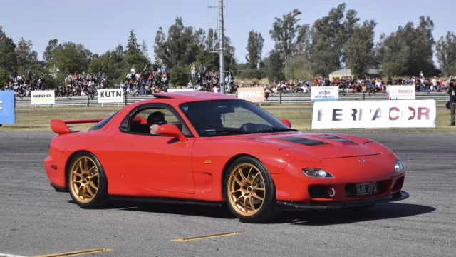 El Mazda RX-7 y su motor rotativo dieron testimonio en la pista de pruebas.