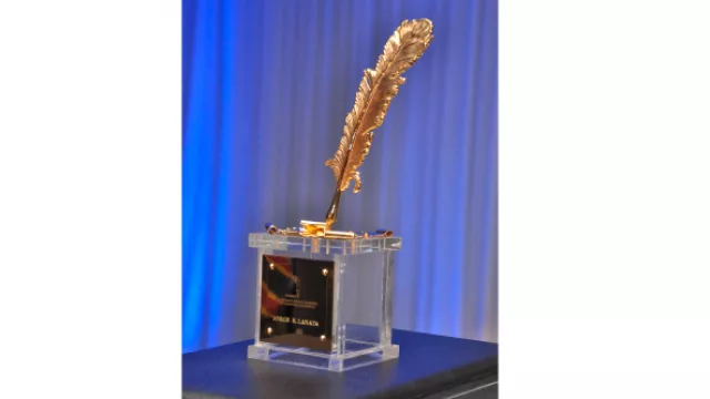 Adrián Pallarols es el autor (a mano) de este bello premio, forjado y cincelado en forma de pluma, con técnicas artesanales del siglo XVII