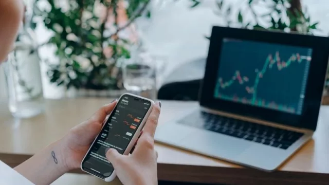 Telefonías lideran inversiones en bolsa de valores (y el pronóstico para 2022 es aún mejor)