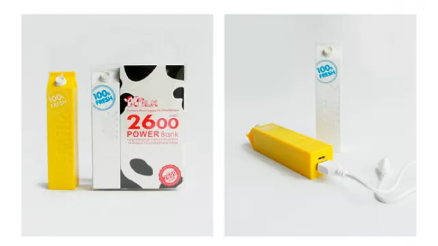 Cargador con forma de tetra de leche.