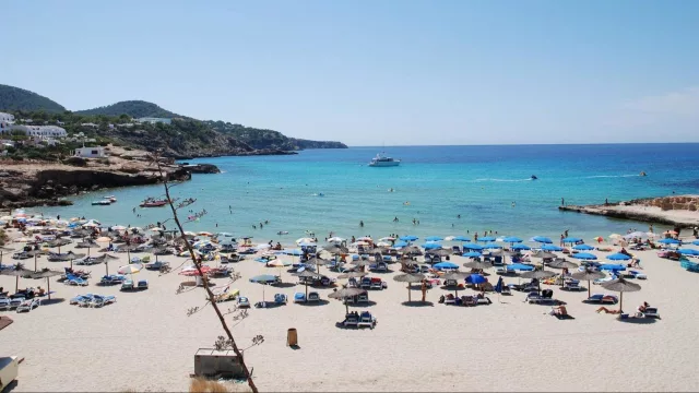 Booking anticipa un verano de récords en España: más turistas y precios más altos