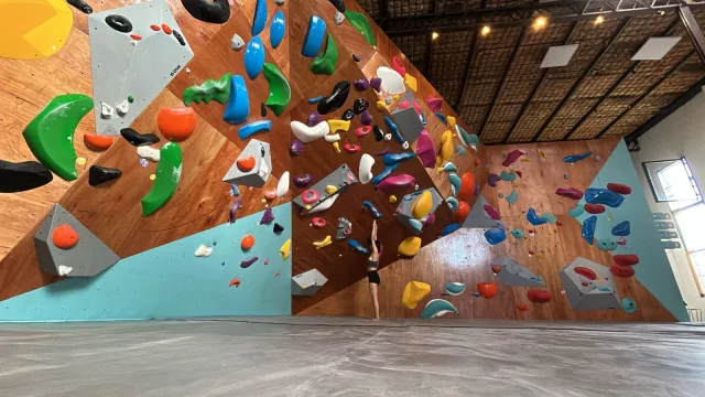 No es solo un muro: con US$ 300.000 dólares de inversión abrió Avista Cerro (escalada para principiantes y avanzados)