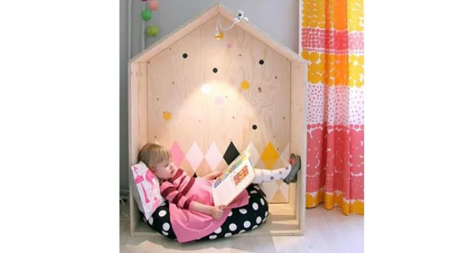 Una escructura de madera simple es fácil de trasladar y llevar el rincon a cuaquier parte.