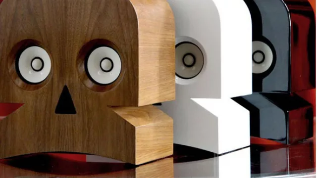 Parlantes con forma de calavera.