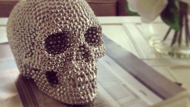 Calavera con brillantes.