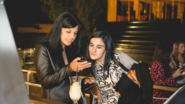 ¿Estas sos vos?  El Club House de Ópera es un escenario relajado e ideal para las reuniones mensuales de Lo Que Viene.