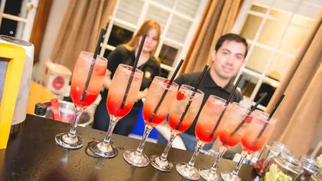 ¿Otro trago?  La tarde se hace noche y nadie se quiere ir, mientras Mariani Servicios Gastronómicos le pone color a los tragos.