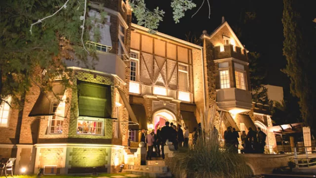 Una vista a la distancia del ambiente que genera el espectacular Club House de Opera.  Un lugar distinto.