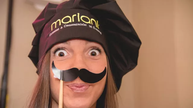 Toda la onda (toda) de Agustina, la show-woman de Mariani Servicios Gastronómicos