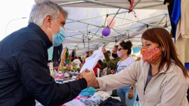 Llaryora visitó a los feriantes del Paseo Las Heras