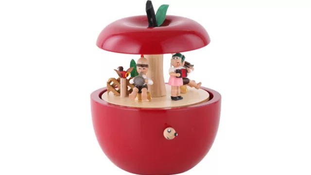 La fruta prohibida que todos quisieran tener. Una obra de arte de Erzgebirge.