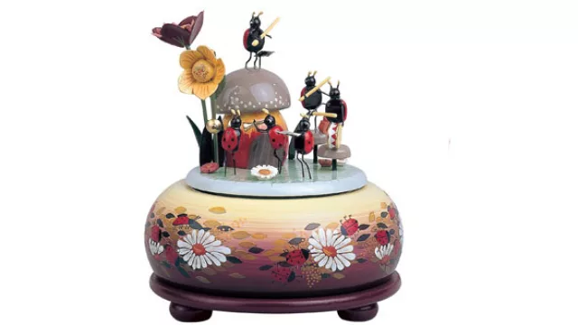 Hormigas danzarinas. Los detalles hacen de estas cajas piezas de colección.