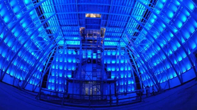 La cúpula, una de las joyitas del Centro: cambian de color y pueden emular a distintas banderas del mundo. 