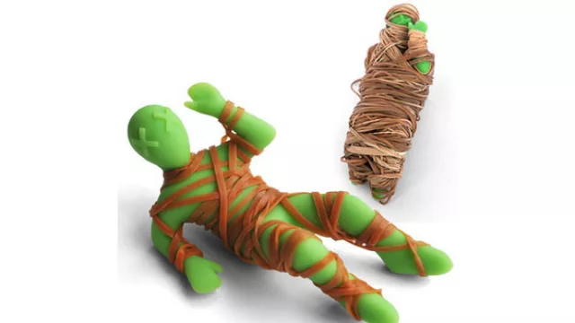 Un hombre atrapado en gomitas.