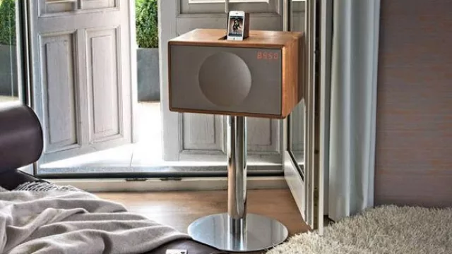 La verión L de los parlantes pero con pie para colocar donde se desee.