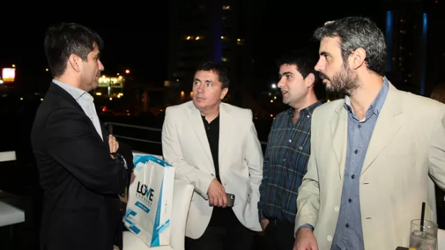 El gerente de RRII del Banco de Córdoba, Gabriel Aguilera, cuenta las novedades de la entidad. Iñigo Biain, Ignacio Etchepare y Guillermo López escuchan atentamente.