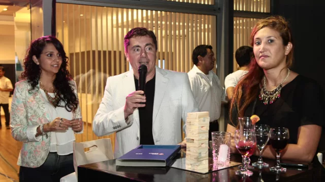 Marian Russo y Mechi Beracochea flanquean al director de InfoNegocios, Iñigo Biain.