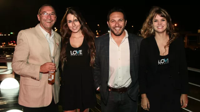 Las bellas promotoras de Love junto a directivos de Inverco.