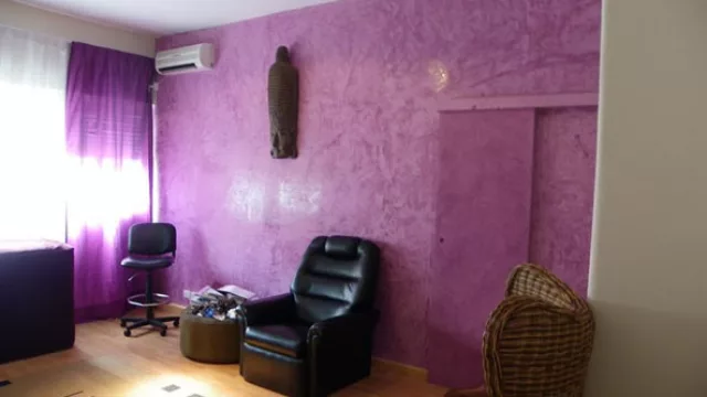 El estuco posee terminaciones en color, mientras que el microcemento en gris.