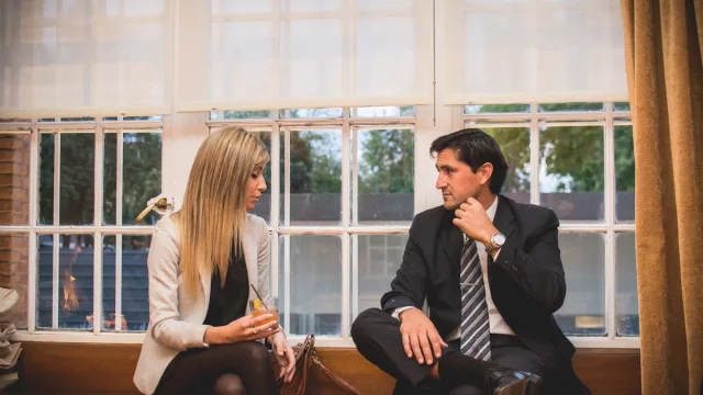 Luciana Franco Herrera y Miguel Ángel Conti esperan su turno para actualizar sus fotos y contarnos en qué andan.