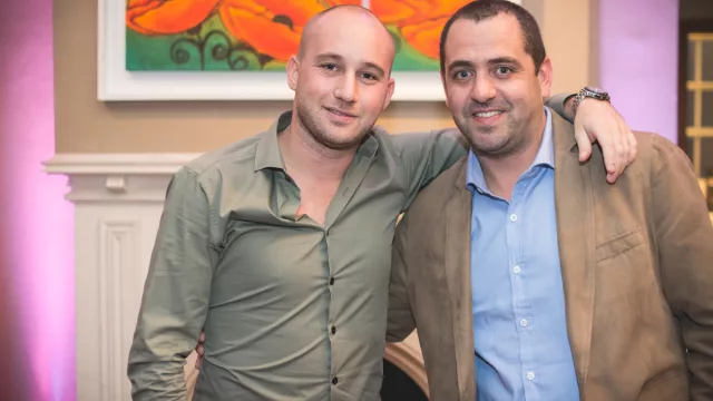 Jonatan Goldman (Isaías Goldman) juanto a uno de los anfitriones de la noche Martín Monforte de Proaco.